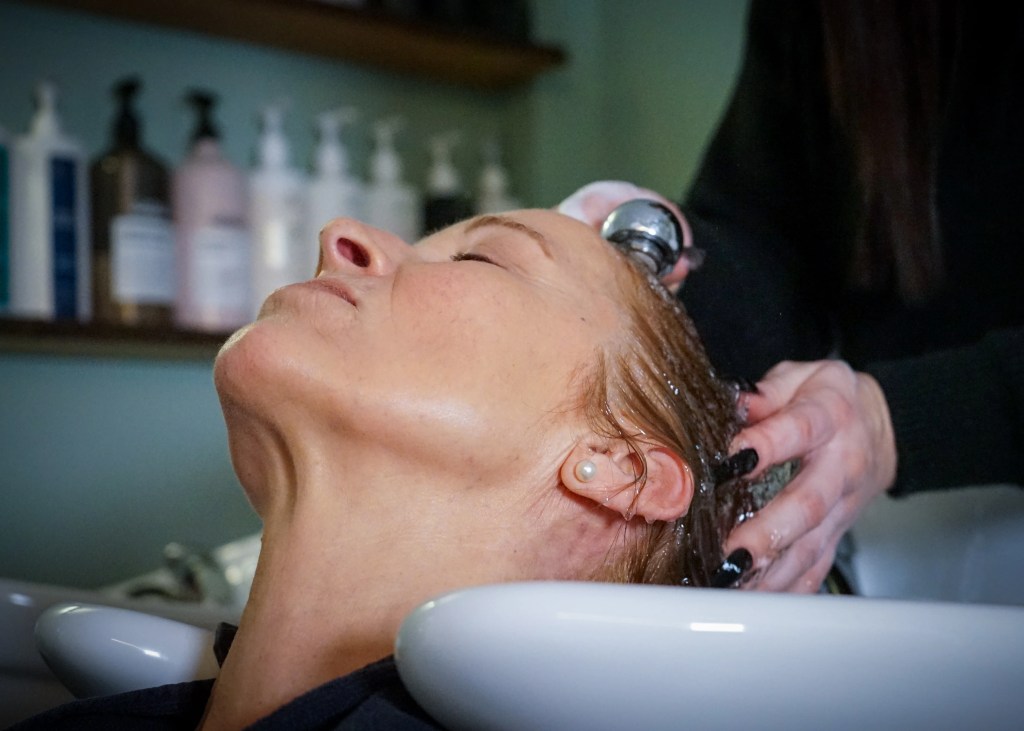 Cliente au bac shampoing chez Nouvel Éclat à Cahors