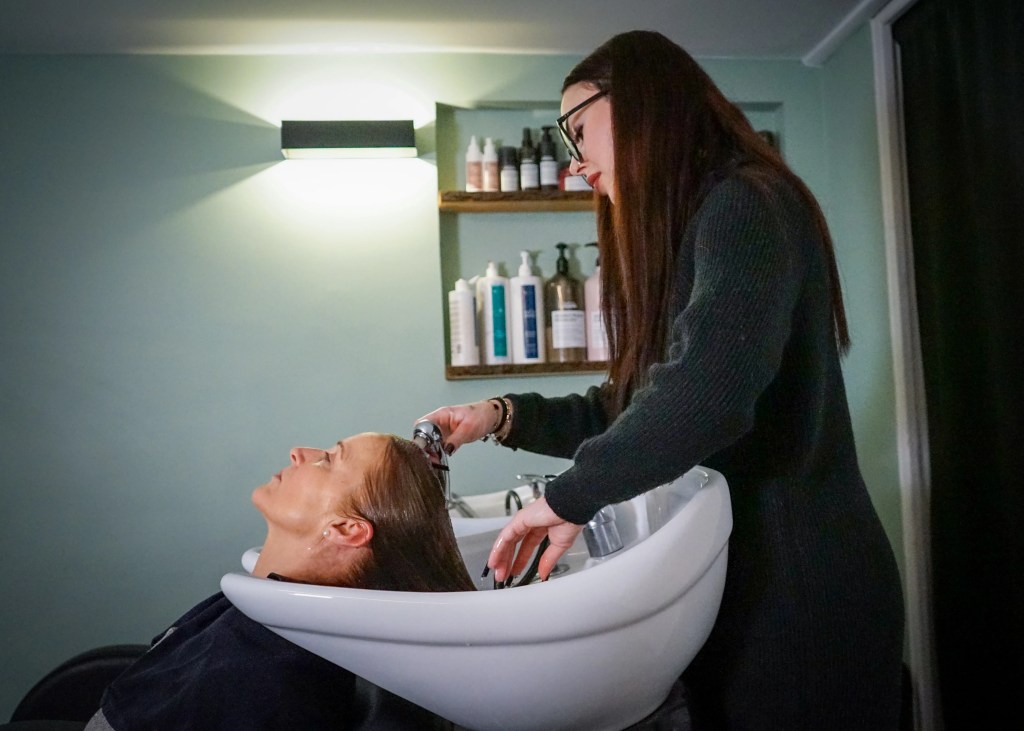 Cliente au bac shampoing chez Nouvel Éclat à Cahors