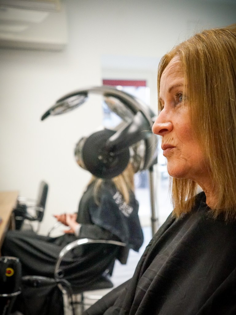 Une cliente au salon Nouvel Éclat à Cahors